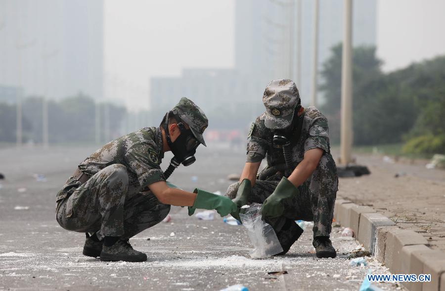 （天津港“8·12”事故）（2）国家核生化应急救援队官兵在爆炸核心区周边检测污染物