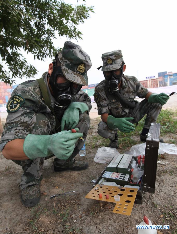 （天津港“8·12”事故）（3）国家核生化应急救援队官兵在爆炸核心区周边检测污染物