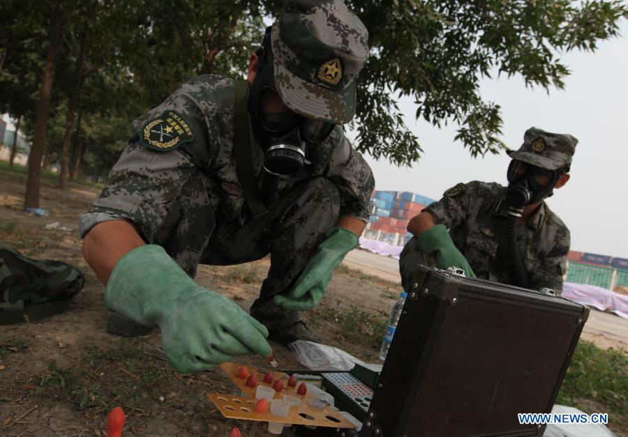 （天津港“8·12”事故）（4）国家核生化应急救援队官兵在爆炸核心区周边检测污染物