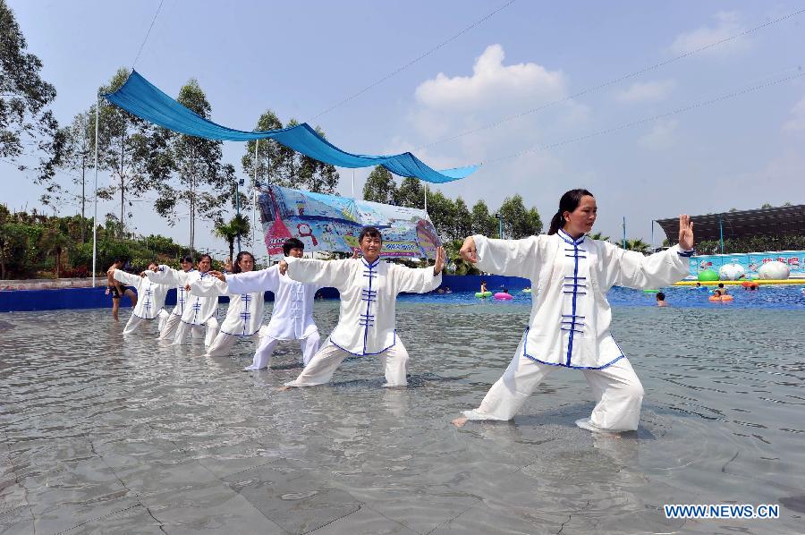 （体育）（1）重庆市民演绎“水上太极拳”