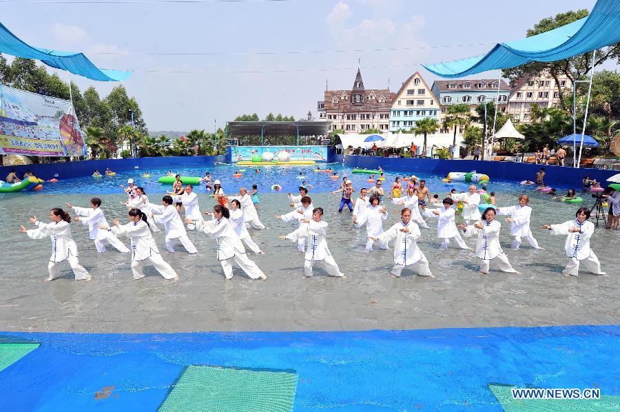 （体育）（2）重庆市民演绎“水上太极拳”