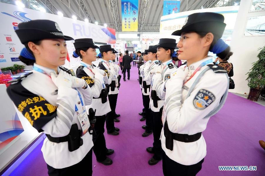 （晚报）（2）靓丽女警“护航”中俄博览会