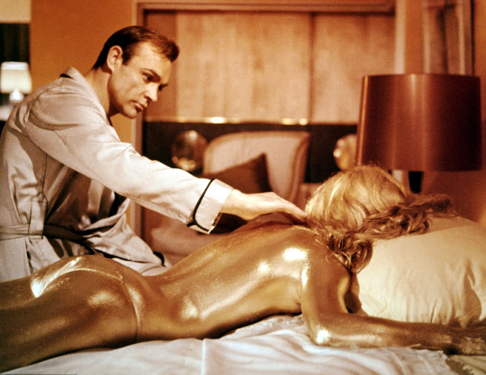 79岁007“邦女郎”重塑裸体金漆经典造型