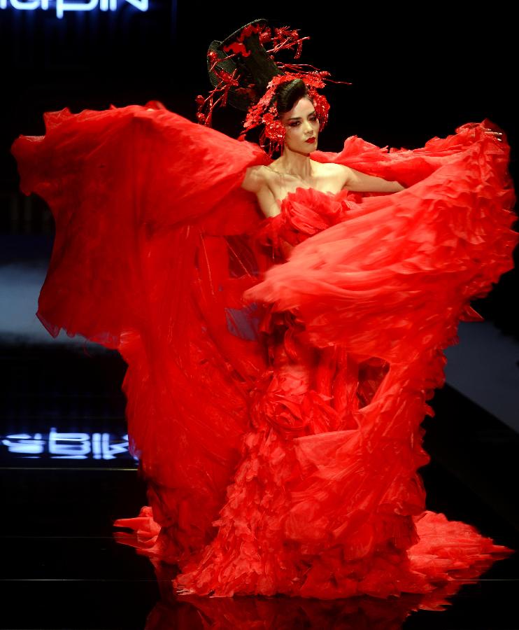 #（晚报）（3）“东方既红·2016毛戈平MGPIN彩妆造型趋势发布”在京举行