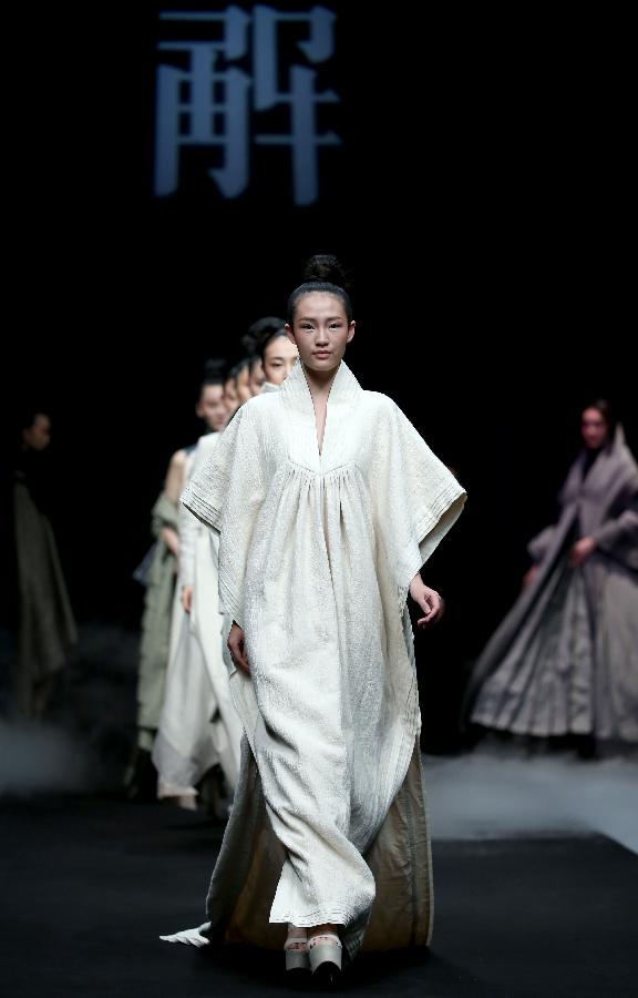 （文化）（5）“李石勇时装发布会”在北京举行