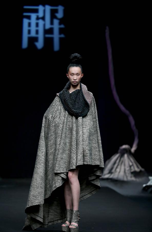 （文化）（2）“李石勇时装发布会”在北京举行