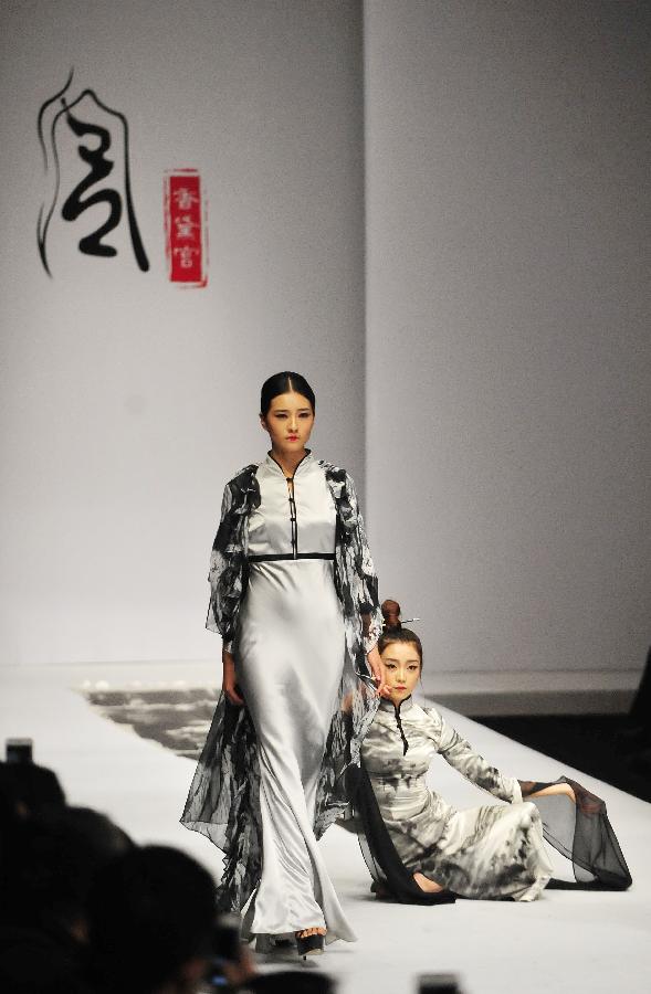 （晚报）（3）中国国际时装周“香黛宫·龚航宇华服发布会”在京举行