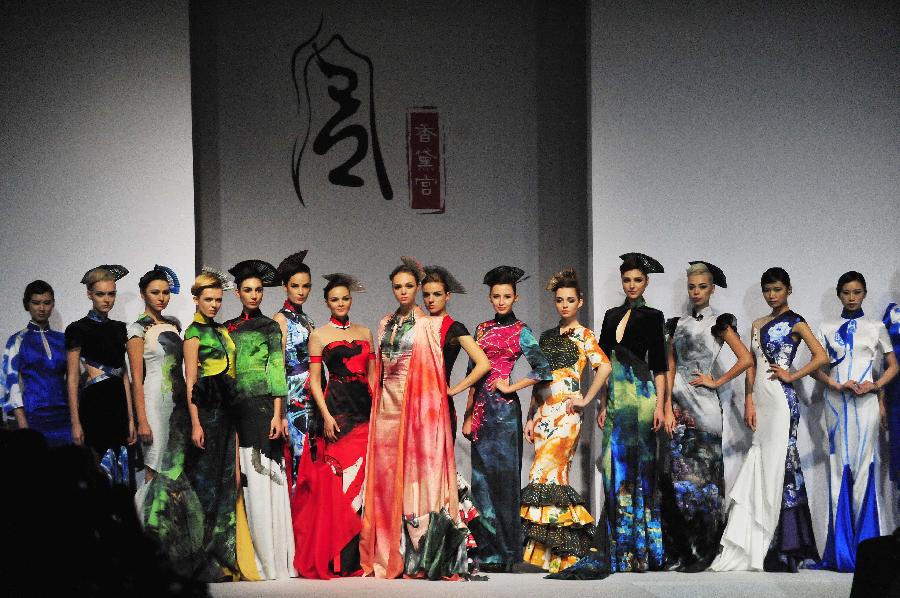 （晚报）（4）中国国际时装周“香黛宫·龚航宇华服发布会”在京举行