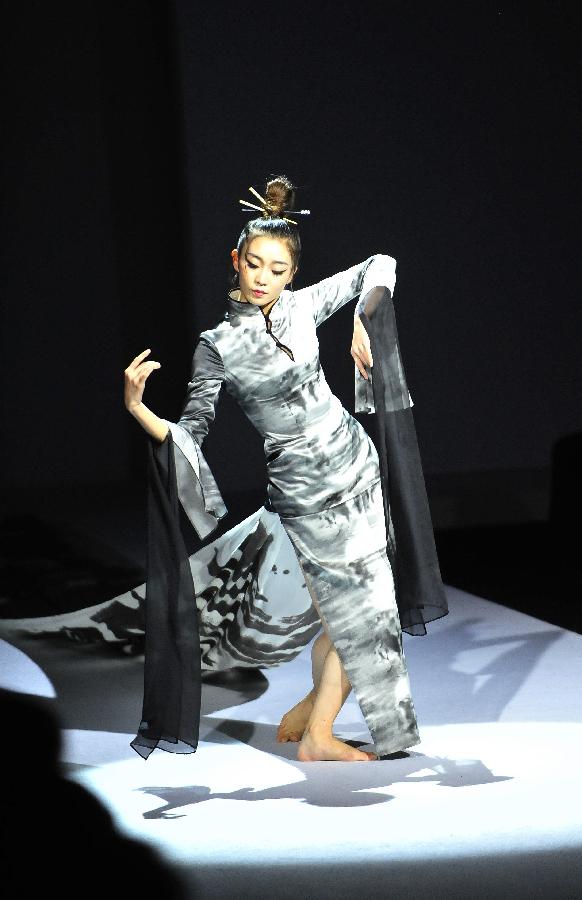 （晚报）（1）中国国际时装周“香黛宫·龚航宇华服发布会”在京举行