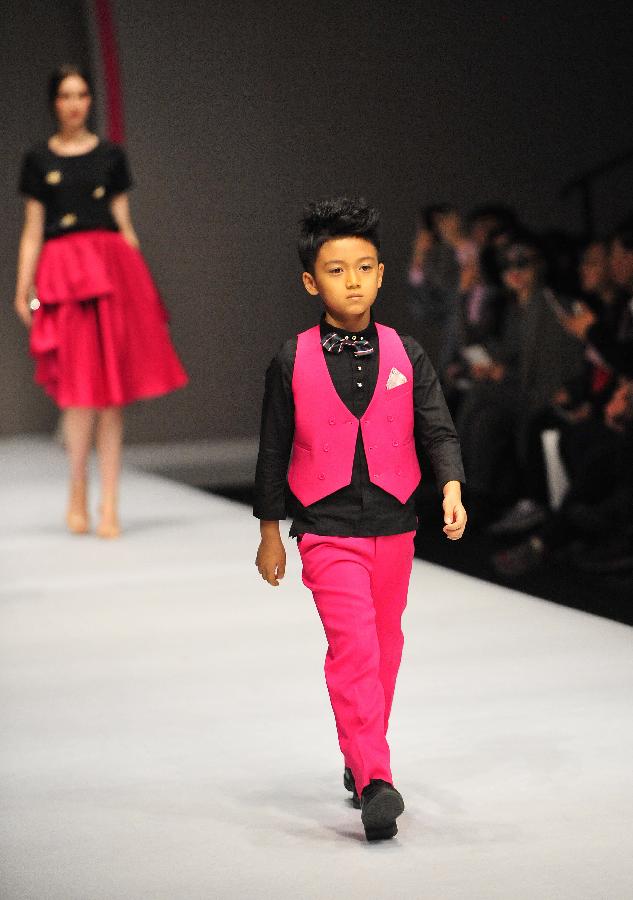 （晚报）（3）中国国际时装周“Vicky Zhang·许馨尹亲子装发布会”在京举行