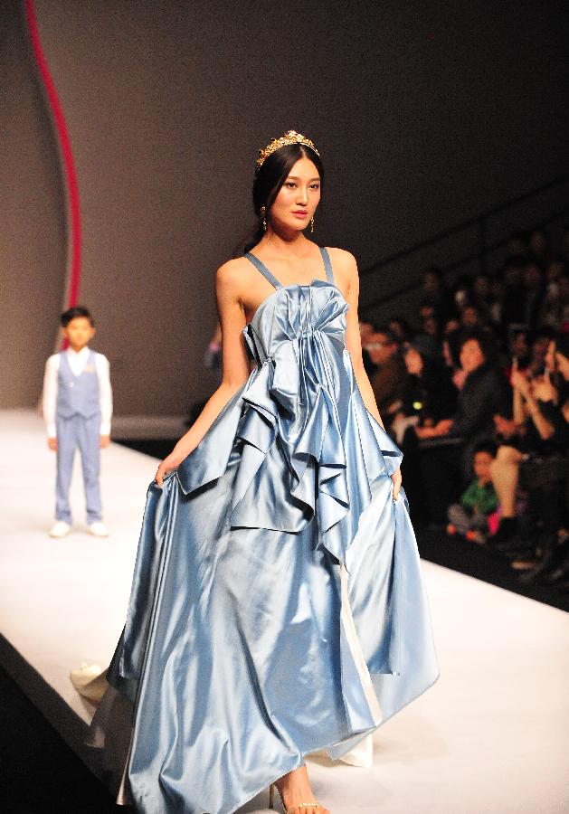 （晚报）（2）中国国际时装周“Vicky Zhang·许馨尹亲子装发布会”在京举行