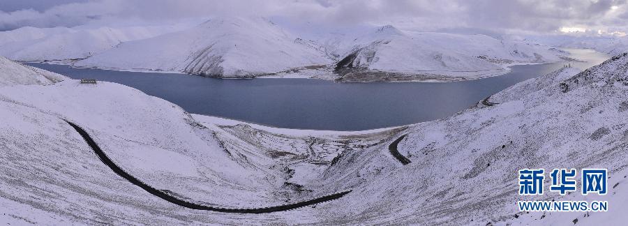 Тибетское озеро Янчжоюнцо после снегопада