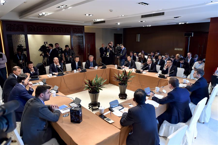 （XHDW）（1）梅德韦杰夫主持中俄企业圆桌会议