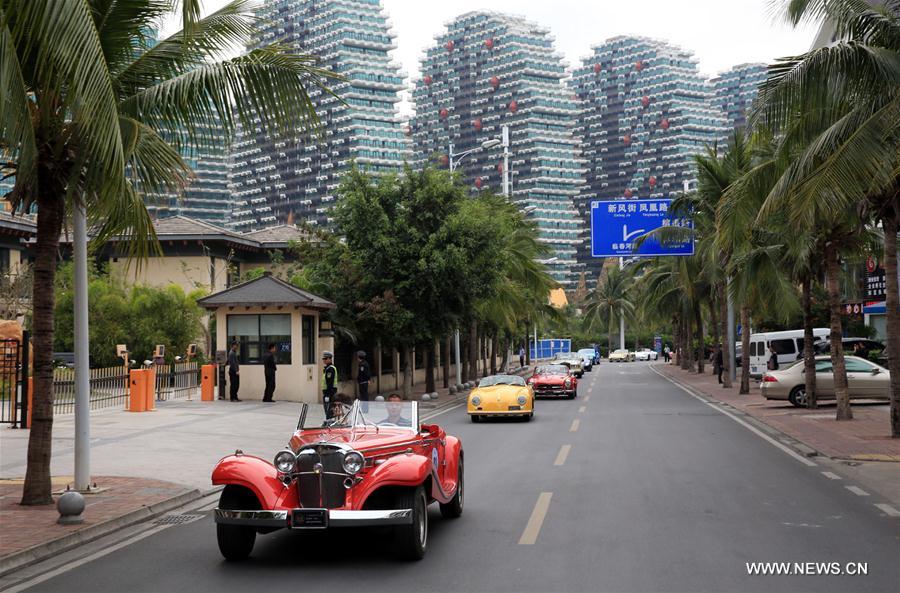 CHINA-SANYA-VINTAGE CAR-PARADE (CN)