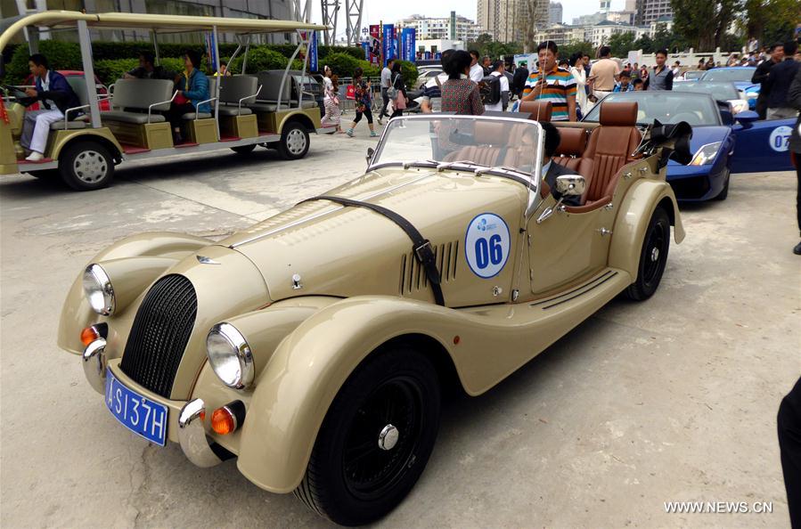 CHINA-SANYA-VINTAGE CAR-PARADE (CN)