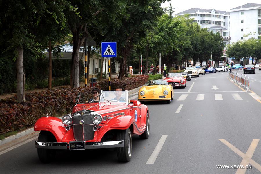 CHINA-SANYA-VINTAGE CAR-PARADE (CN)