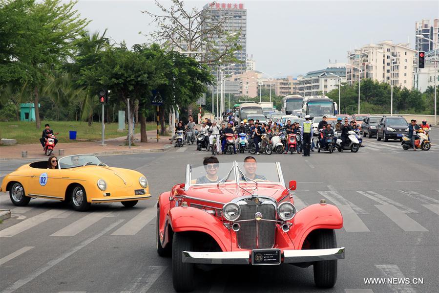 CHINA-SANYA-VINTAGE CAR-PARADE (CN)