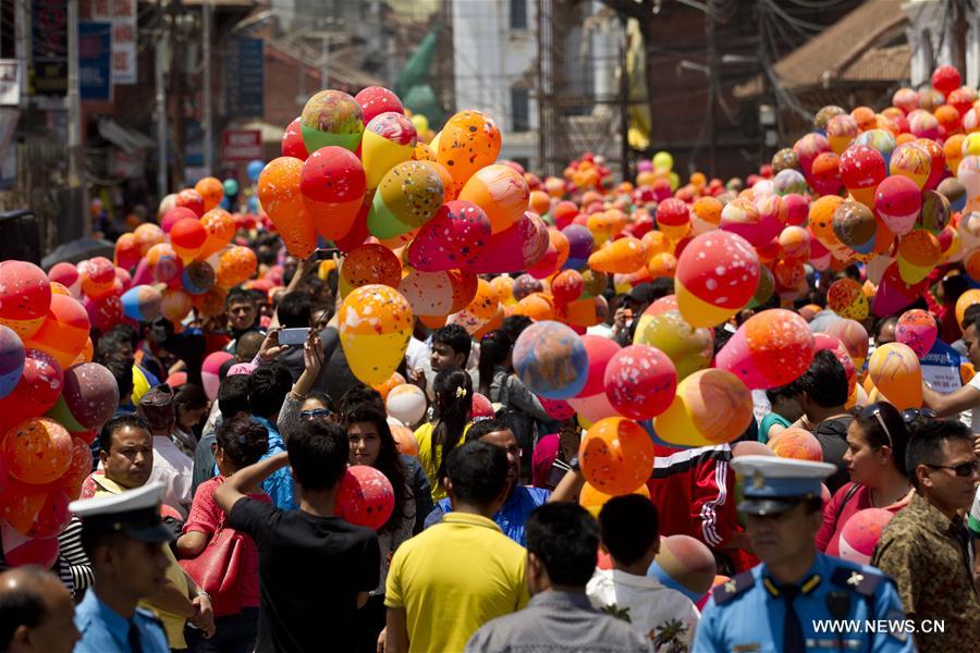 （国际）（2）尼泊尔地震一周年 民众放飞气球缅怀遇难者