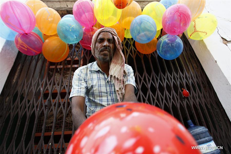 （国际）（3）尼泊尔地震一周年 民众放飞气球缅怀遇难者