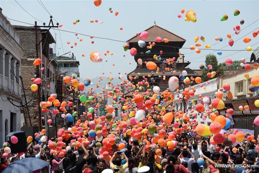 （国际）（4）尼泊尔地震一周年 民众放飞气球缅怀遇难者