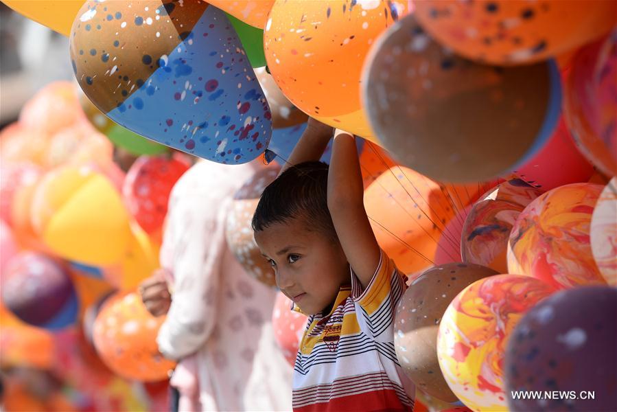 （国际）（7）尼泊尔地震一周年 民众放飞气球缅怀遇难者
