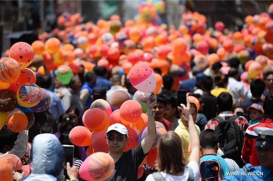 （国际）（6）尼泊尔地震一周年 民众放飞气球缅怀遇难者