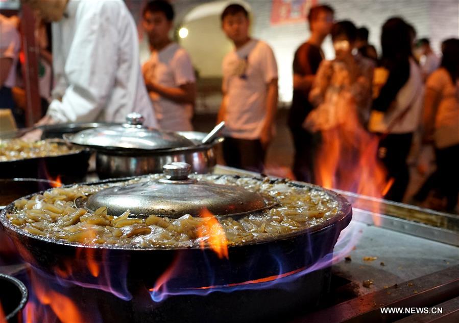 CHINA-HENAN-KAIFENG CUISINE-NIGHT MARKET (CN)