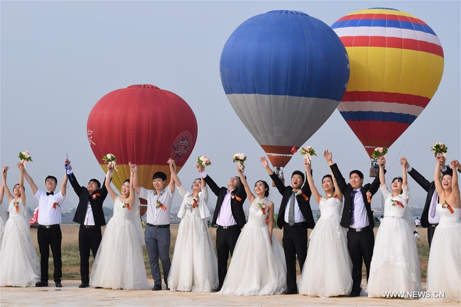 Коллективная свадьба на фестивале воздухоплавания в Аньяне
