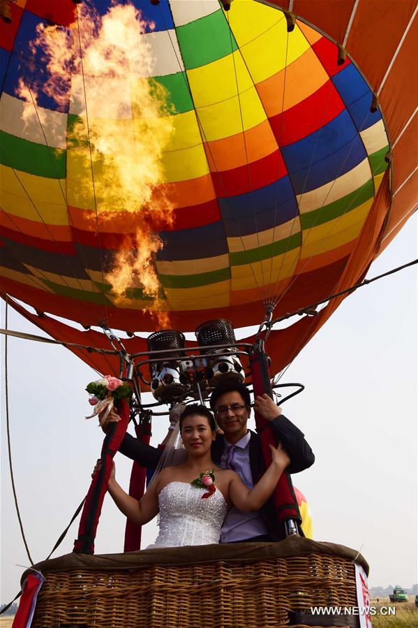 Коллективная свадьба на фестивале воздухоплавания в Аньяне
