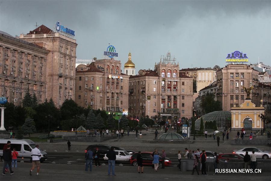 Площадь Независимости перед дождем