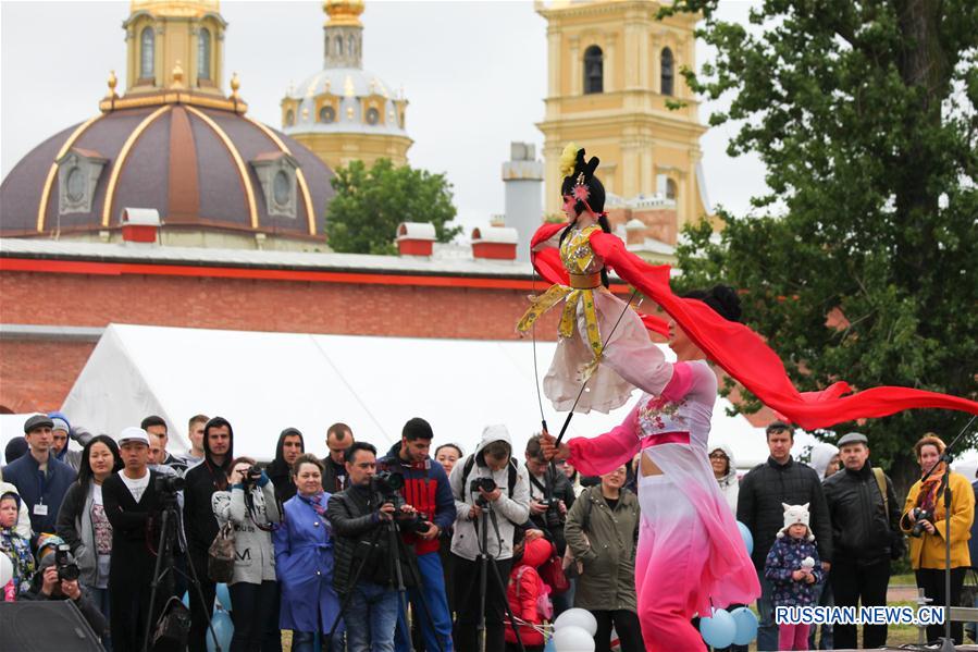 Гонка лодок-драконов на Неве и Летний фестиваль китайской культуры прошли в Санкт-Петербурге
