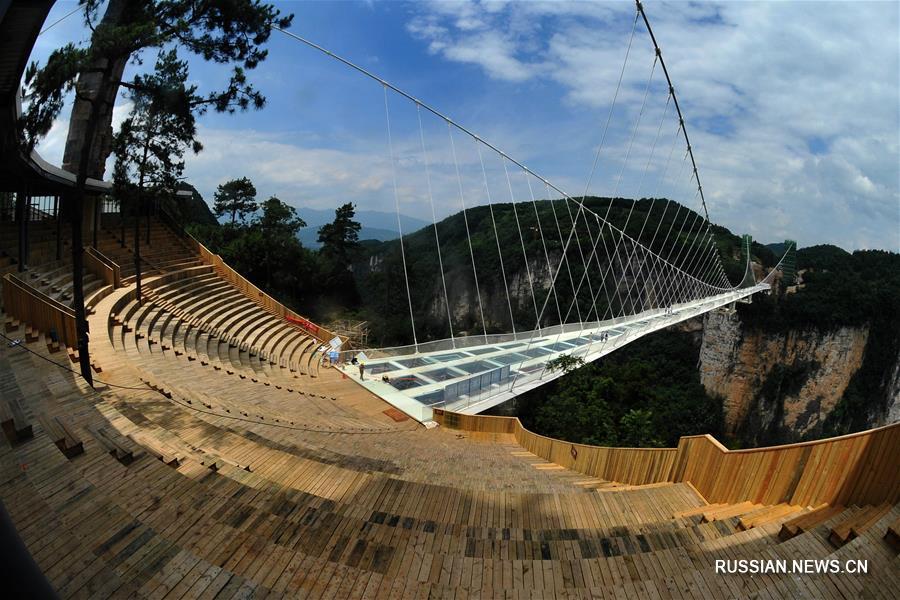 В провинции Хунань готовится к открытию стеклянный мост через ущелье Чжанцзяцзе