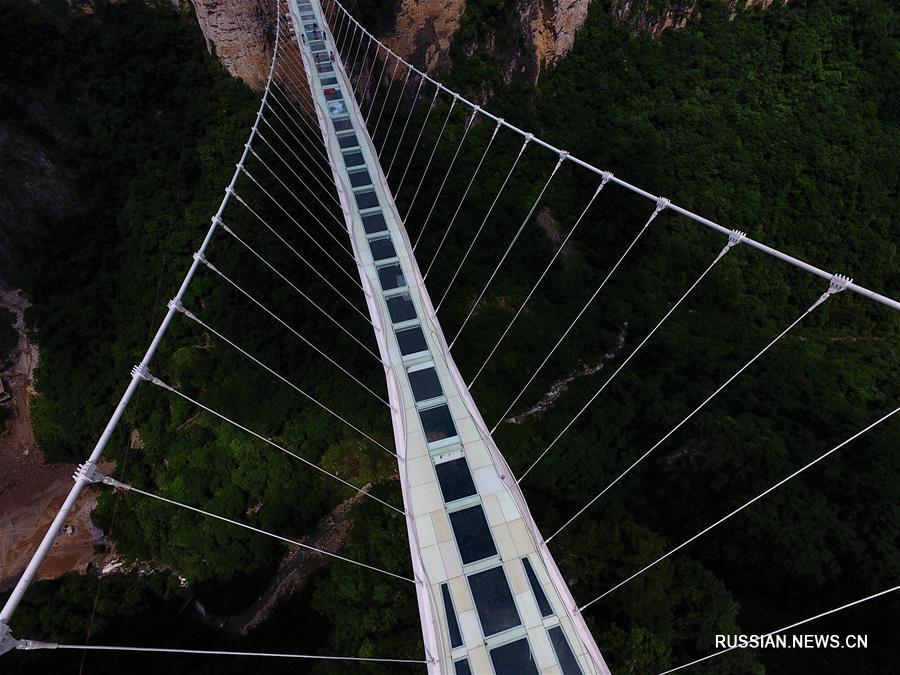В провинции Хунань готовится к открытию стеклянный мост через ущелье Чжанцзяцзе