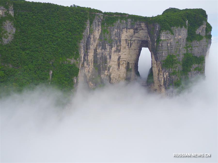 Горы, плывущие в тумане, -- Тяньмэньшань