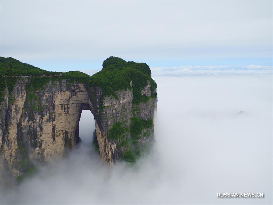 Горы, плывущие в тумане, -- Тяньмэньшань