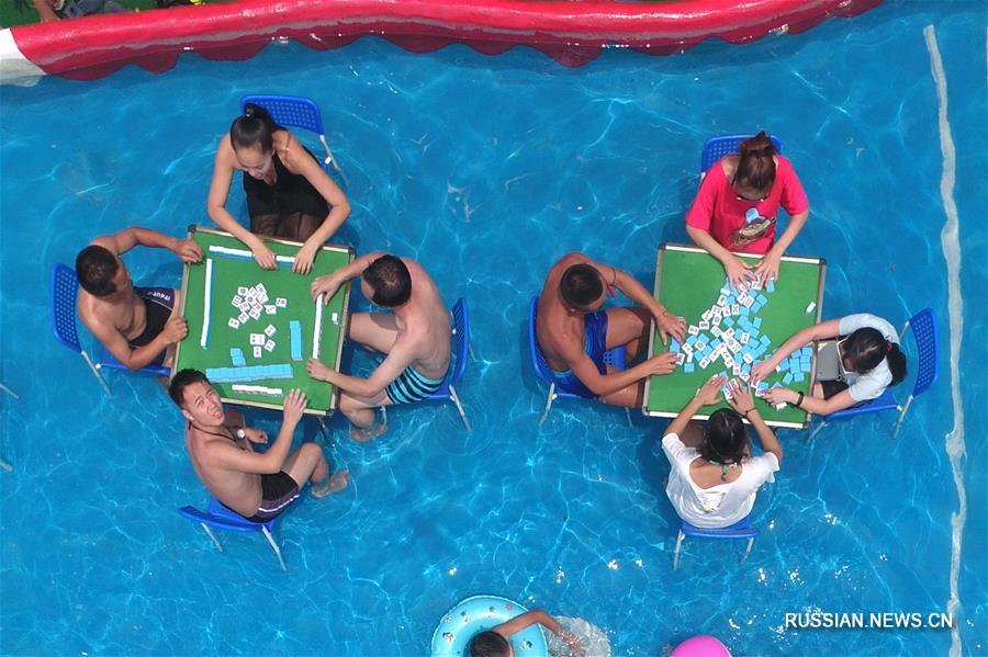 Игра в мацзян в знойный день -- жители Чунцина спасаются от жары