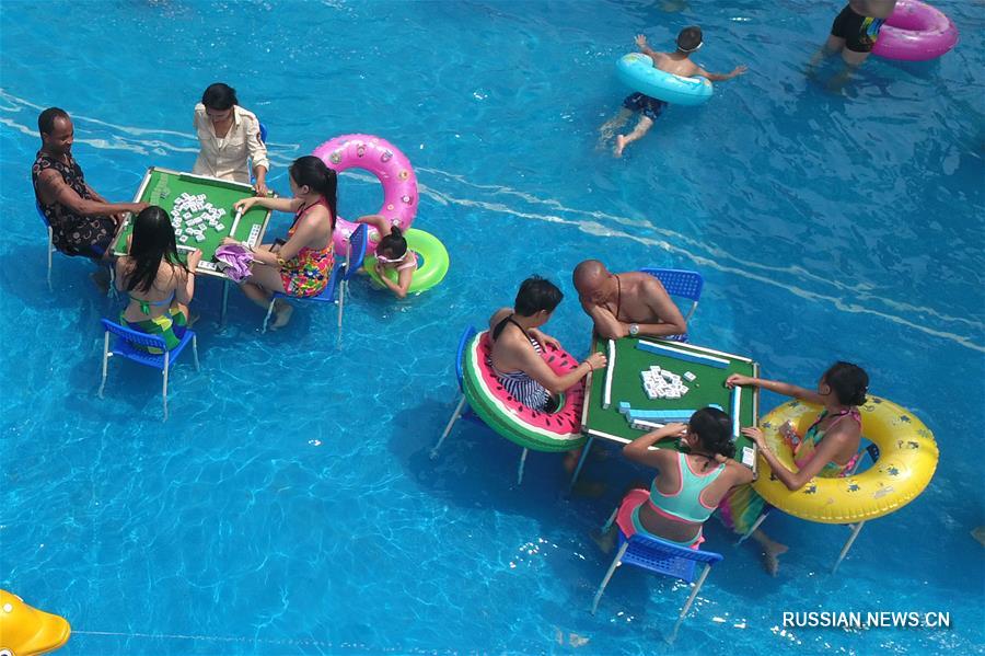 Игра в мацзян в знойный день -- жители Чунцина спасаются от жары