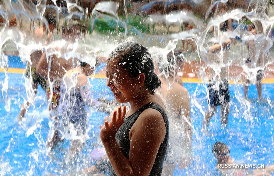Жители провинции Сычуань спасаются от жары в аквапарках 