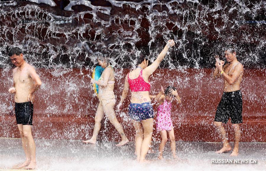 Жители провинции Сычуань спасаются от жары в аквапарках 