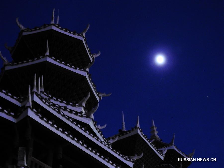 "Три звезды составляют компанию луне" в небе Китая