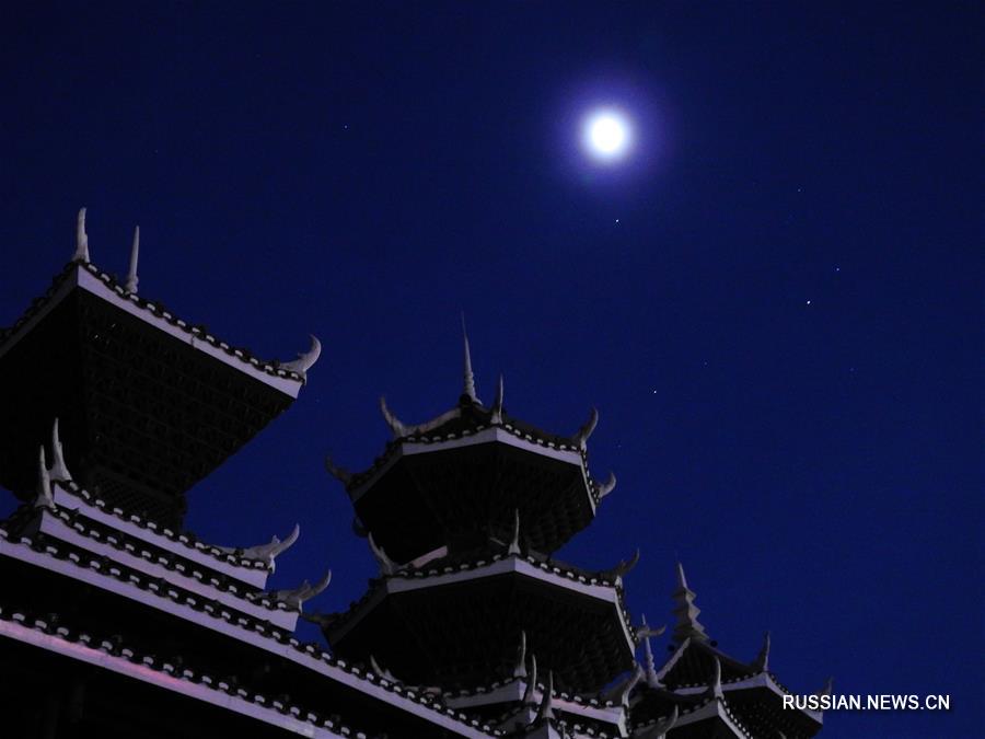 "Три звезды составляют компанию луне" в небе Китая