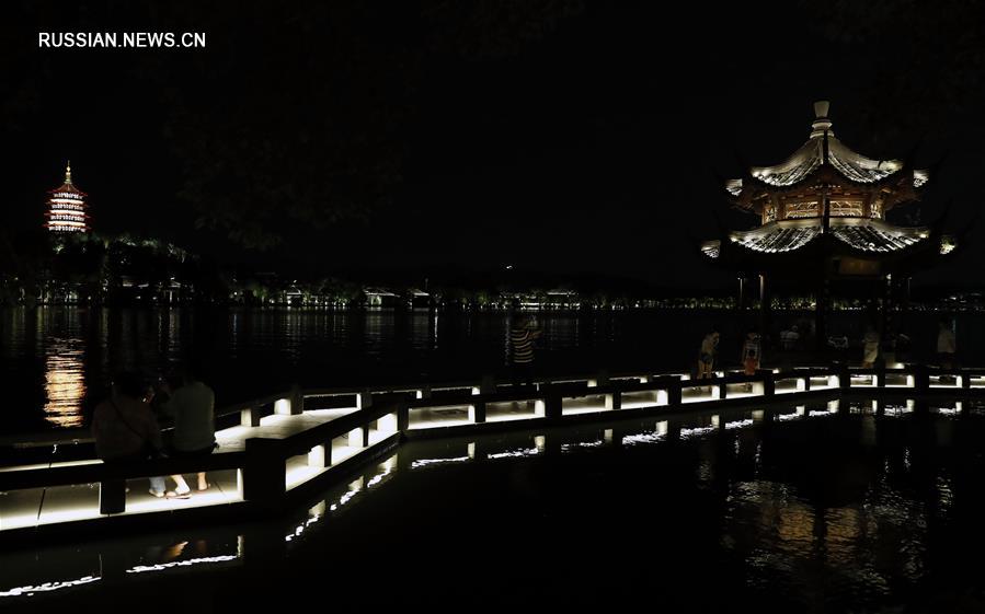 Озеро Сиху ночью