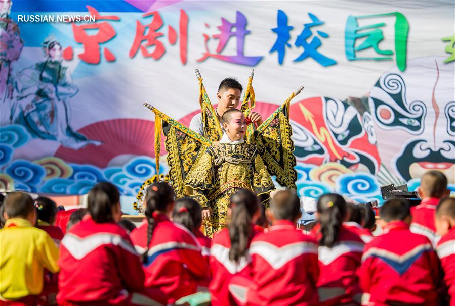 Урок пекинской оперы для школьников из Хух-Хото