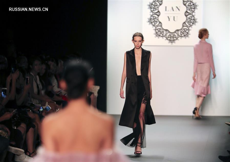 Показ коллекции дизайнера Лань Юй на Нью-Йоркской неделе моды