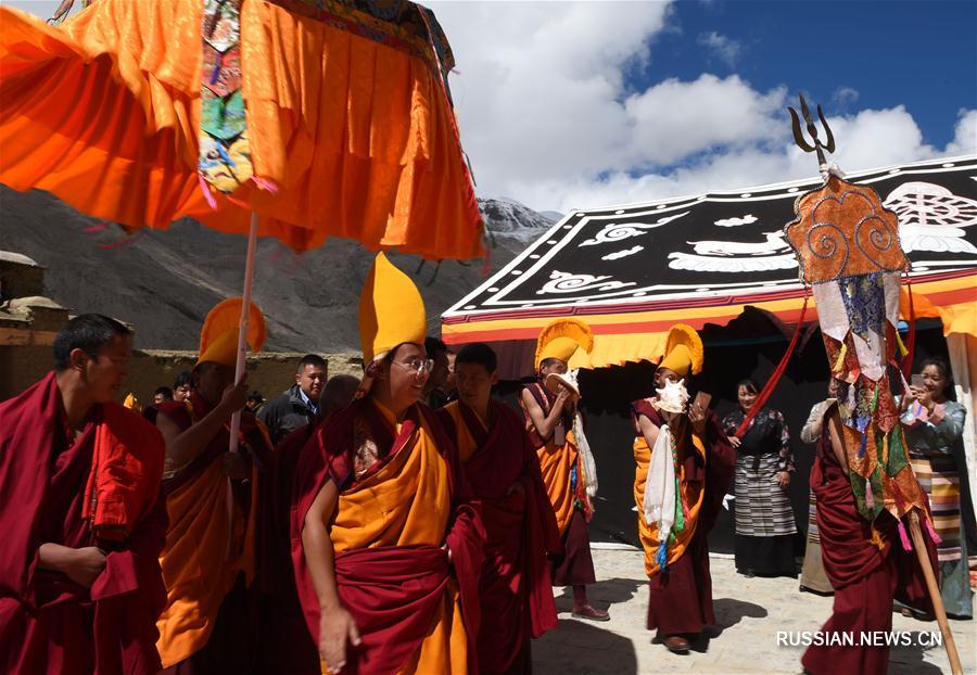 Панчен-лама впервые посетил Джомолунгму