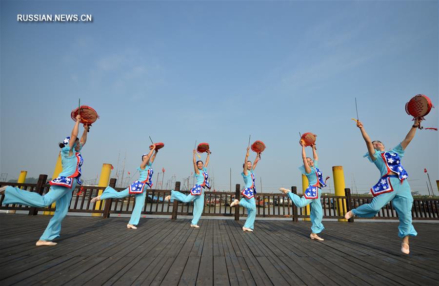 Танец с барабанами-рыбками из провинции Цзянсу