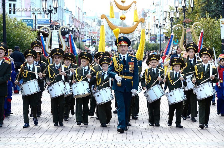 Фестивальное шествие духовых оркестров "Фанфары победы" в Нижнем Новгороде
