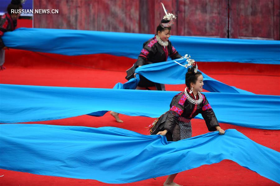 Шоу народных костюмов в Цзяньхэ