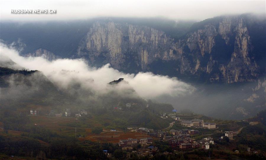 Величественная красота горного ущелья в Центральном Китае