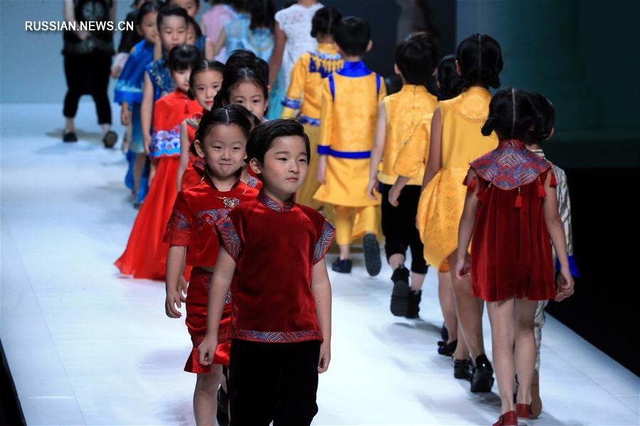 Семейная мода от дизайнера Ван Миньли на Пекинской неделе моды
